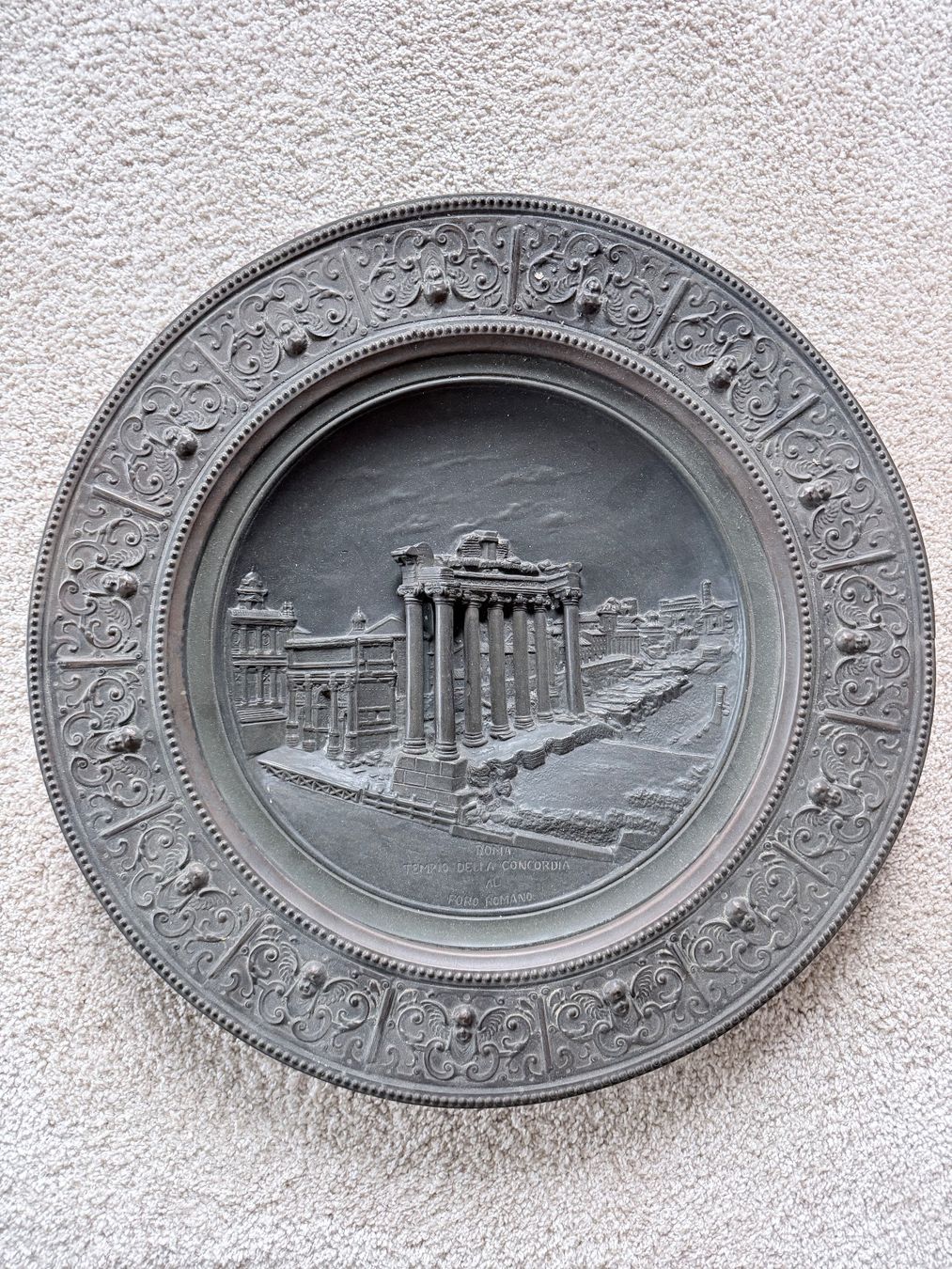 Tutte le decorazioni: Wandteller Forum Romanum, Material vermutlich Messing, 44cm – Usato da Meggen venduto da maxdietrich