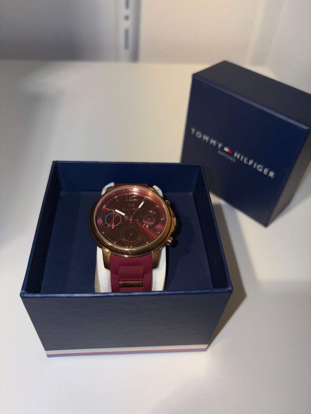 Tommy Hilfiger Uhren: TOMMY HILFIGER DAMEN UHR – Neu und originalverpackt aus Zürich von LIQUIDATOR.CP