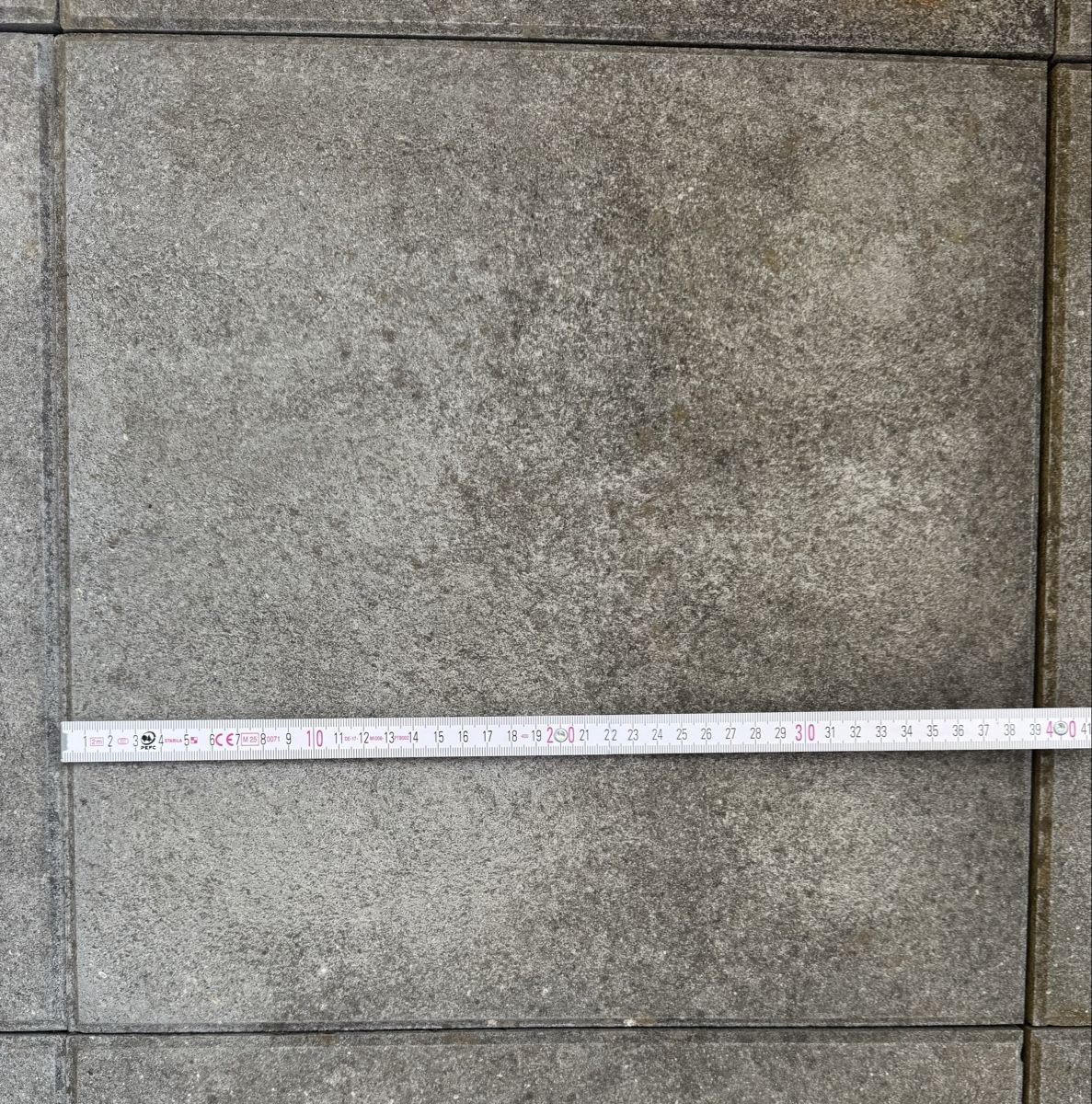 Piatti di portata: 35 Stück Gartenplatten Beton grau 40x40cm – Usato da Schachen LU venduto da Jimi2018