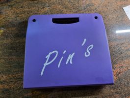 Pin-Sammlung im Sammelalbum gebraucht gut erhalten