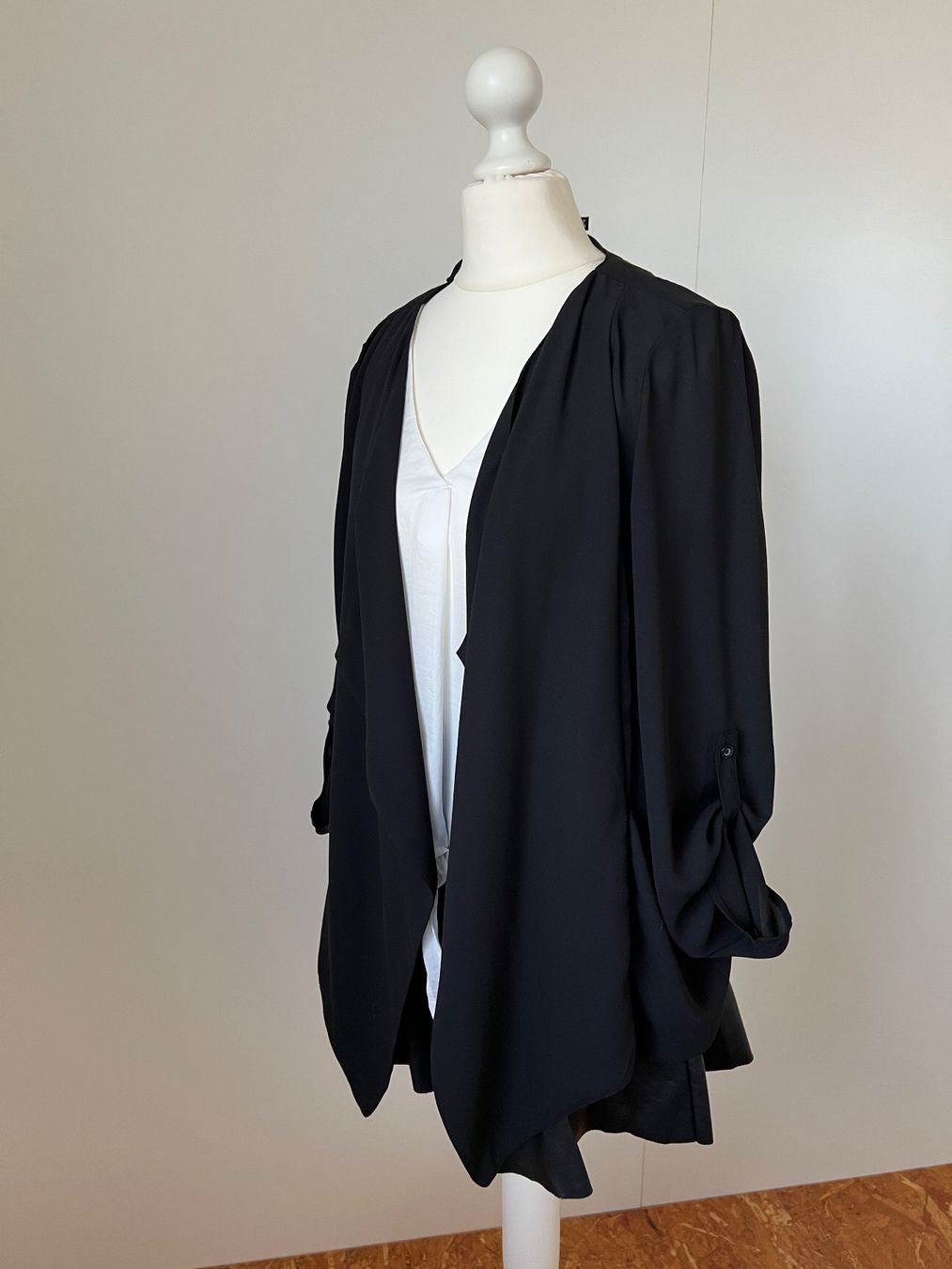 Only Giacche: Only - Blazer dünn fliessend - 34 - schwarz – Usato da Büetigen venduto da Jabo