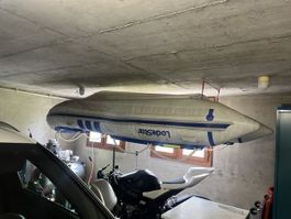 Motorboot mit Hartschale