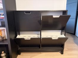 Schuhschrank schwarz mit vier Klappfächern guter Zustand