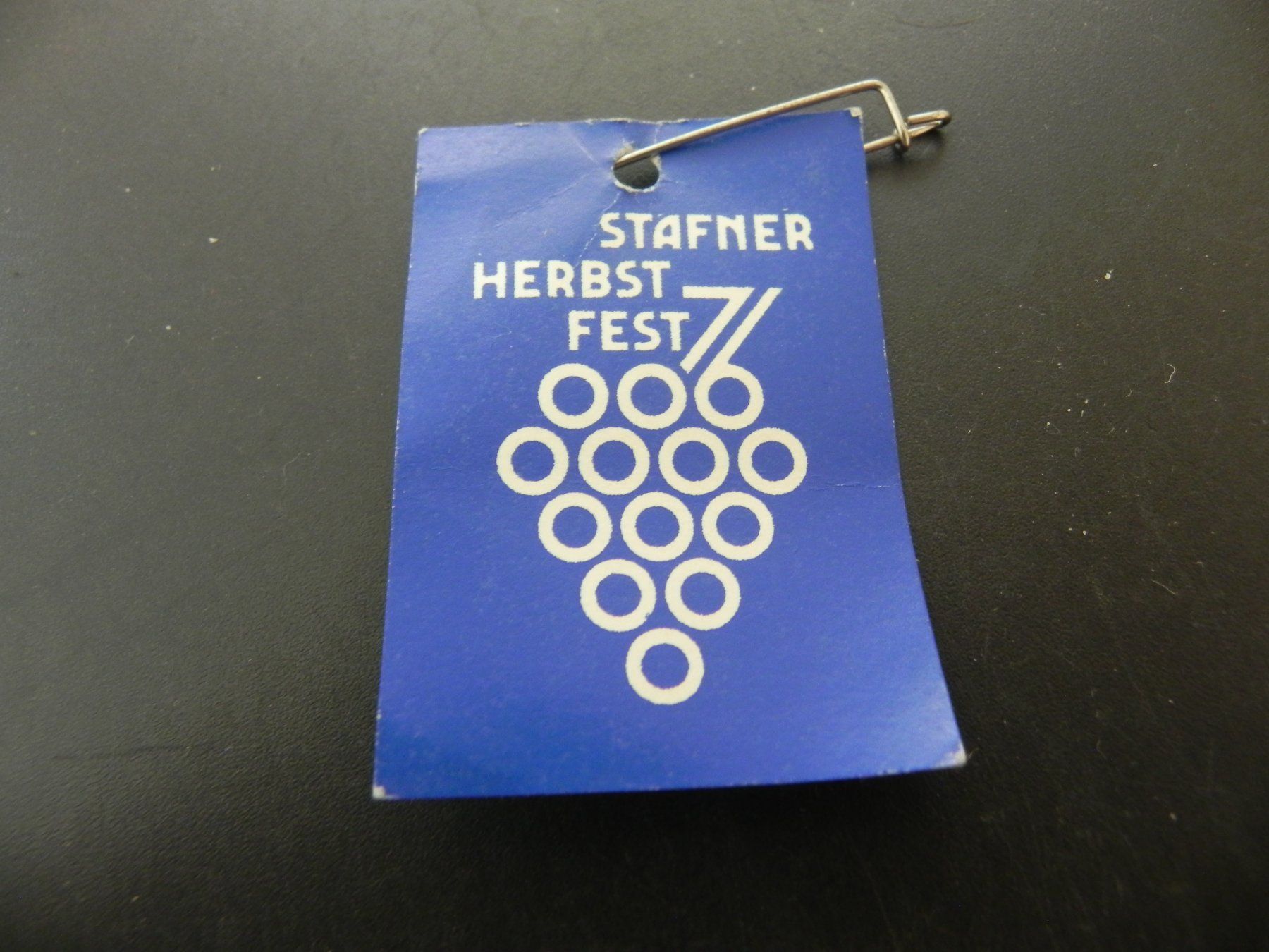 Broschen & Nadeln: Altes Abzeichen Stäfa Herbstfest Winzerfest – Gebraucht aus Biel/Bienne von Gogolozi