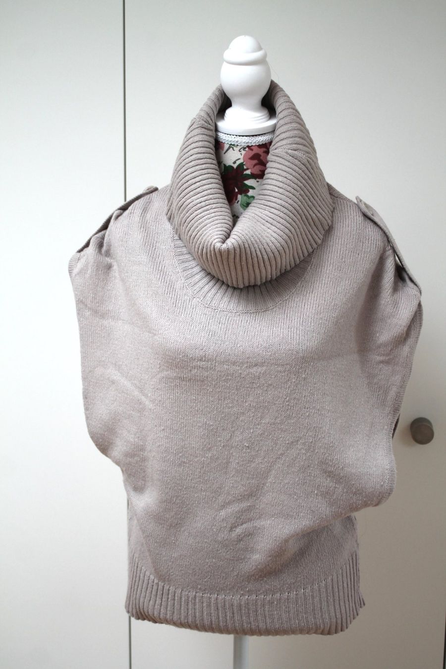 Zebra Maglioni & Felpe: ZEBRA Strickpullover beige mit Rollkragen Pullunder Gilet – Usato da Hüttwilen venduto da pinti55