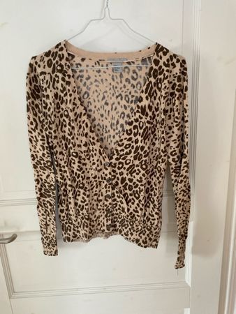 Trendiger Cardigan mit Leo-Muster, Grösse M, Top Zustand!