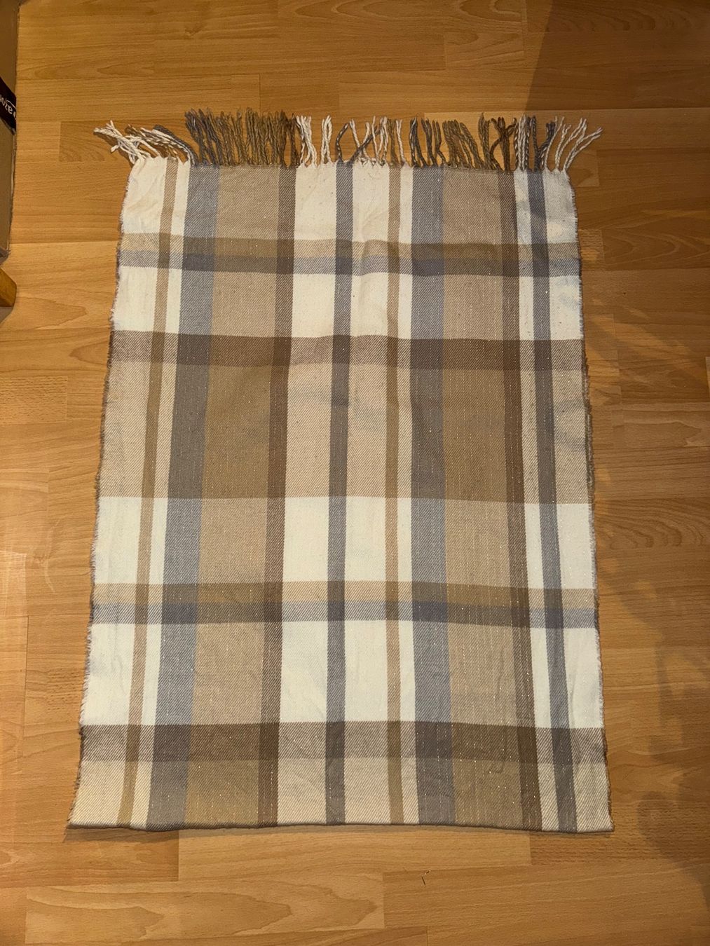 Foulards, Tücher & Schals: Eleganter weicher breiter Schal mit Silberfäden – Gebraucht aus Grosswangen von shoes.bags.and.co 2