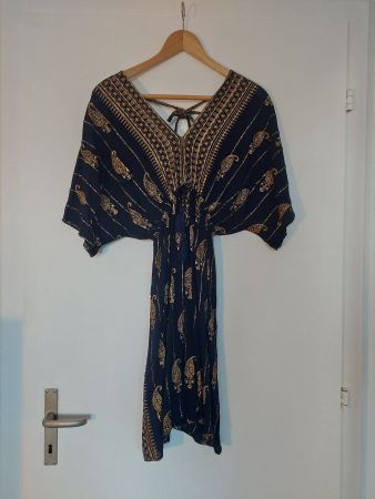 Sommerliches Tunika Kleid mit goldenem Muster