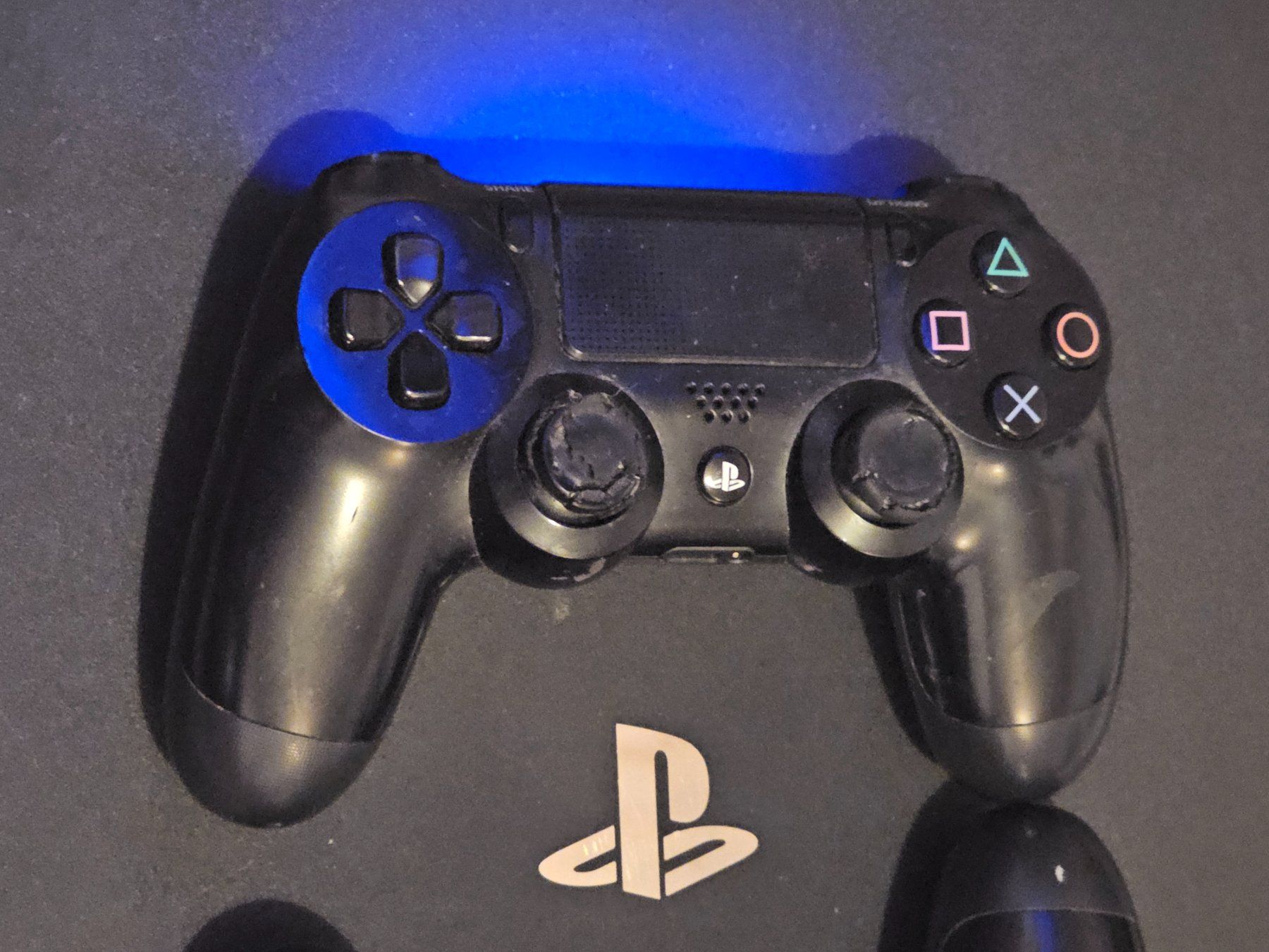 Sony Console: Console de jeu PlayStation 4 Pro + 2 manettes + cable alim – Usato da Veytaux venduto da HelvetiePixel 3