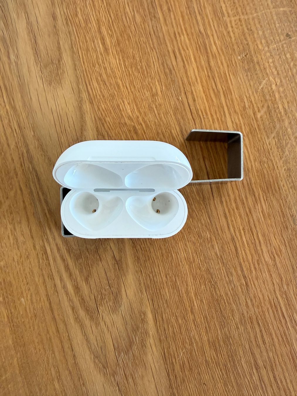 Apple Cuffie: APPLE AirPods 4 Charging Case – Usato da Lausanne venduto da Nine1982 1