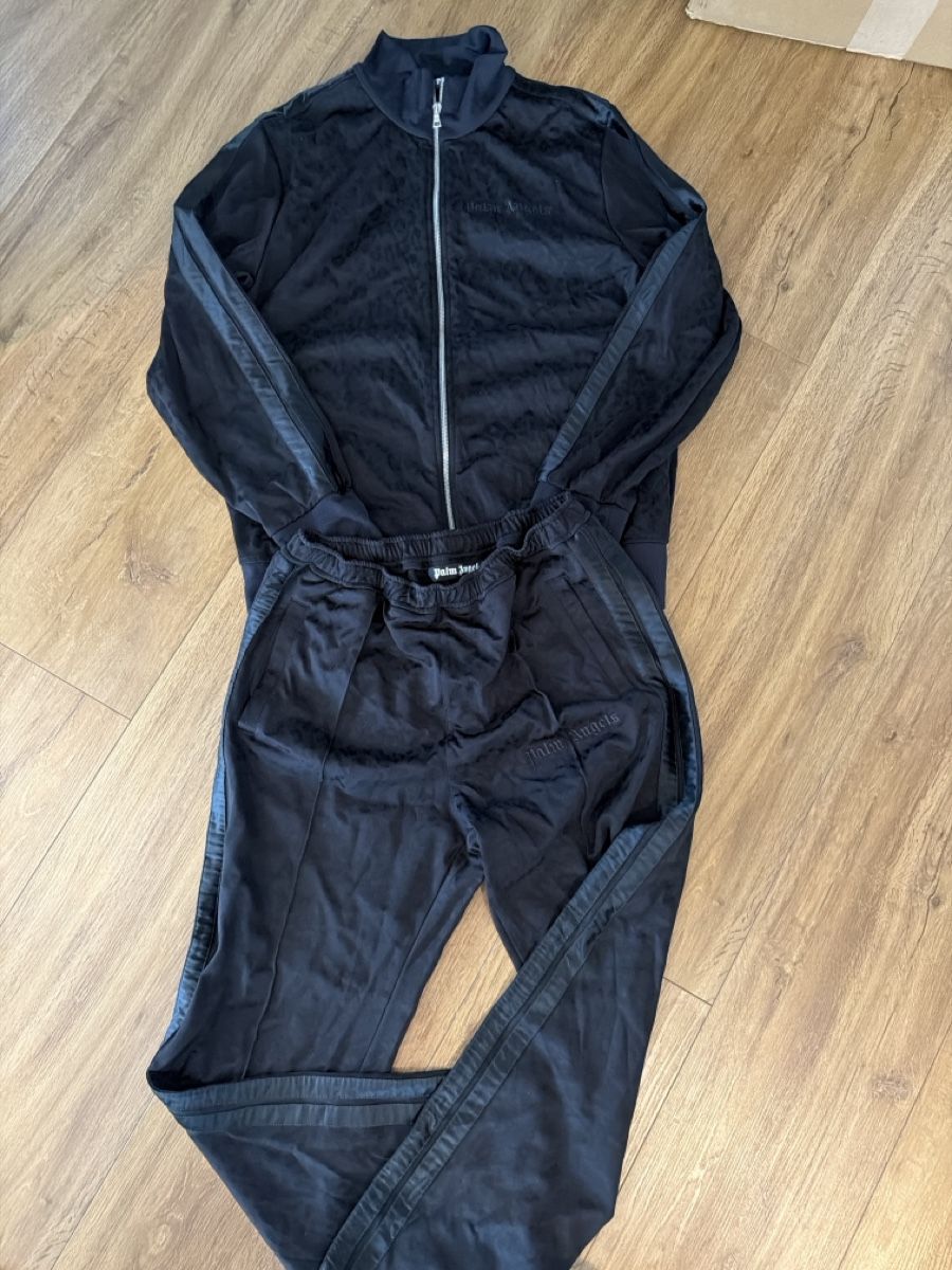 Palm Angels Completi, tute sportive e funzionali: Palm Angels Trainingsanzug schwarz – Usato da Rothenthurm venduto da LaThie