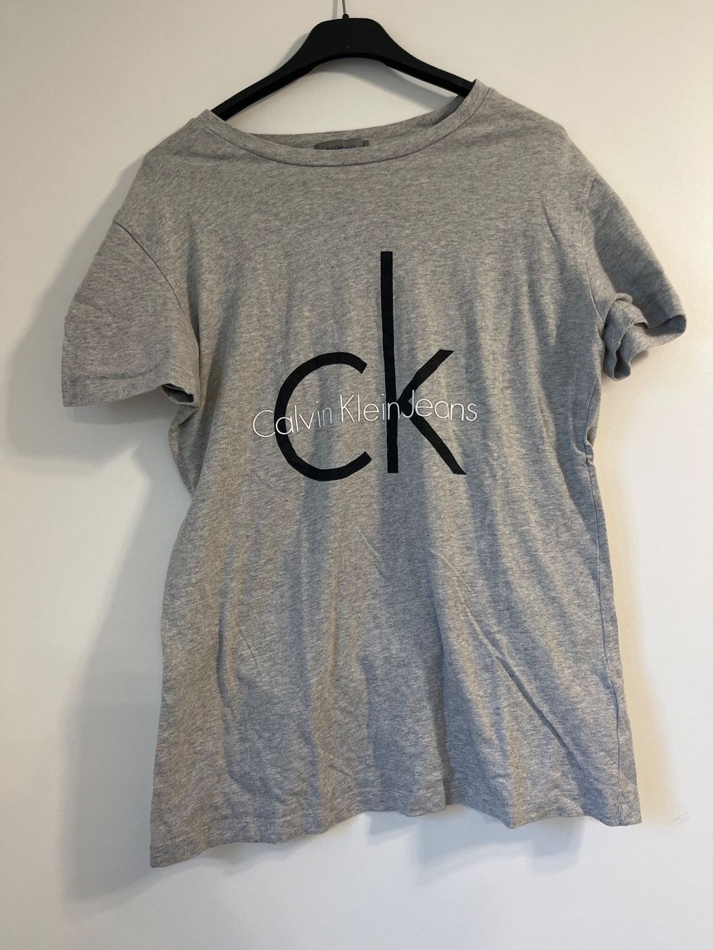 Calvin Klein T-shirt: Calvin Klein Jeans Tshirt – Usato da Reinach ag venduto da Wildschwein_Braten
