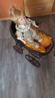 Antike Puppe mit Kinderwagen aus Korb gebraucht Zustand
