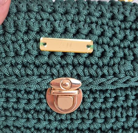Handtasche gehäkelt dunkelgrün goldfarben neuwertig