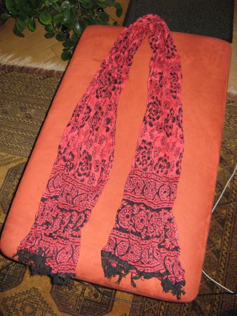 Roter Schal aus Indien