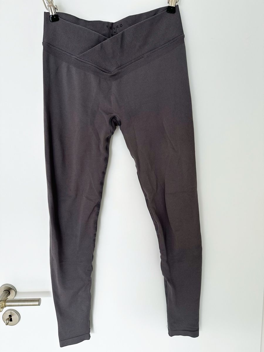 Teveo Leggings: Teveo V-Shape Leggins grau Gr.M – Usato da Eglisau venduto da Brewster1