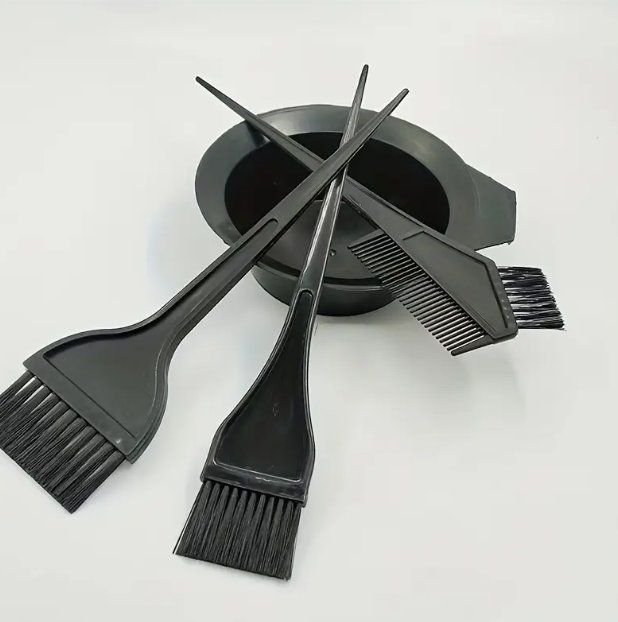 Sonstige Haarpflege: Friseurbedarf Set Färben Bürsten Schüssel Kamm – Neu und originalverpackt aus Suhr von SchnapperCH