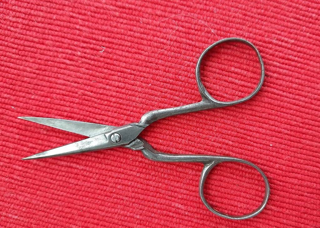 Tutti gli attrezzi: kleine Schere – Usato da Giswil venduto da aethra
