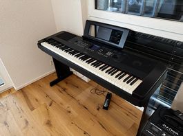 Yamaha DGX-650 Portable Grand Digitalpiano + Pedal & Hocker