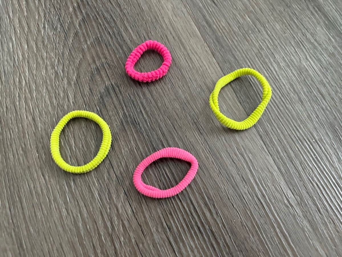 Puppen: Frisierpuppe mit 4 Haargummis und einem Haarsträhl – Gebraucht aus Brittnau von  7