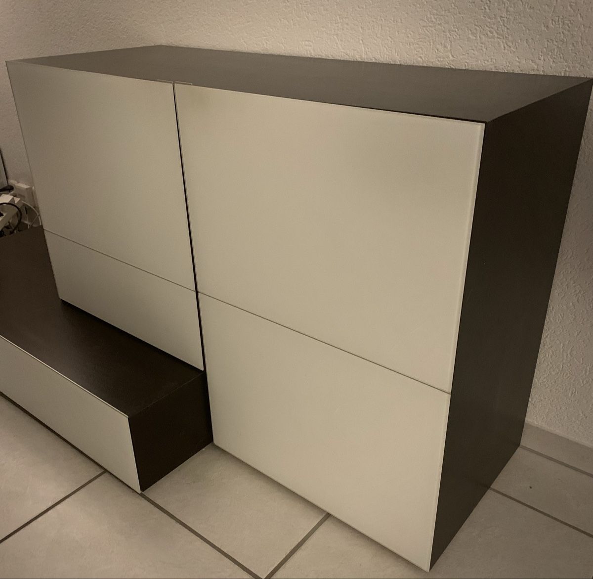 Pfister Cassettiere: Modernes Formart Sideboard, Glas /Nussbaum – Usato da Zollikerberg venduto da Superfischli. 1
