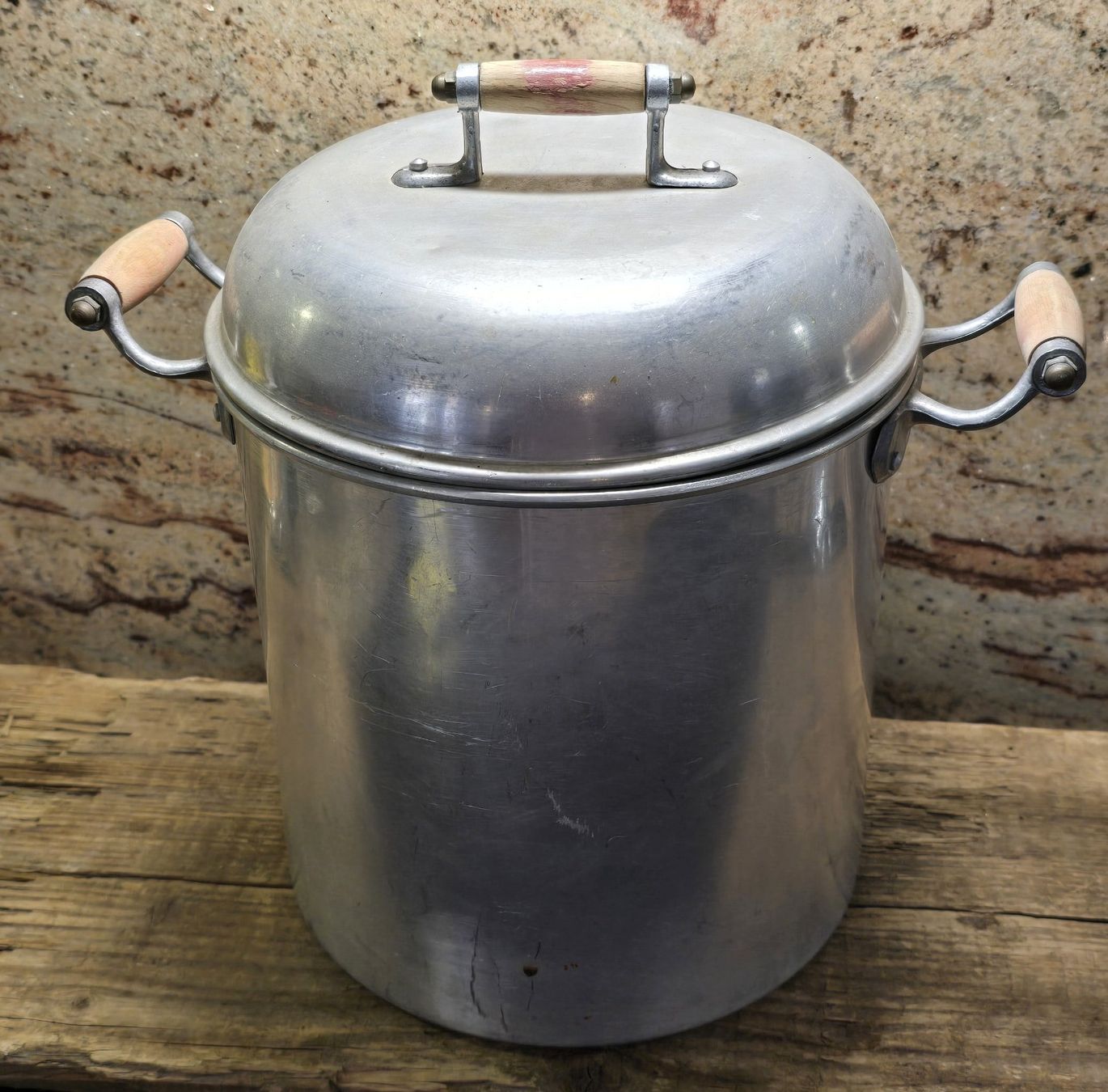 Flaschen: Antiker Topf mit Original Glasflaschen – Gebraucht aus Walkringen von Vanuca 9