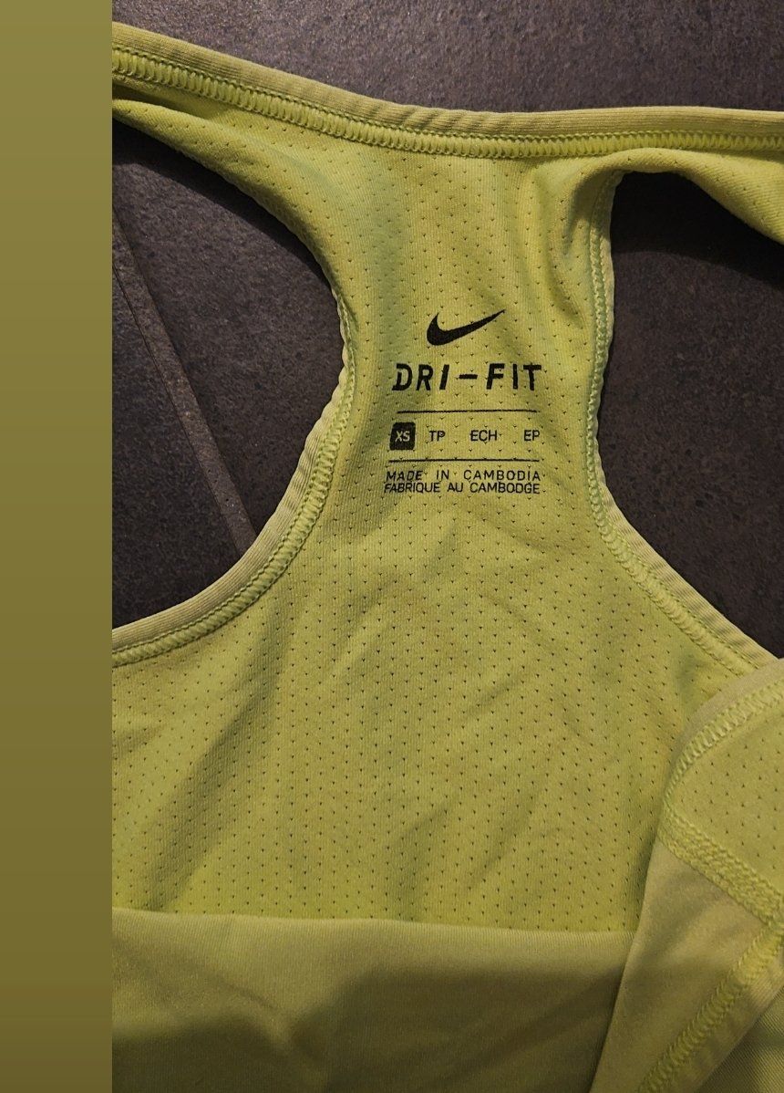 Nike Top: Nike Sport Top – Usato da Suhr venduto da jes_rtc9 1