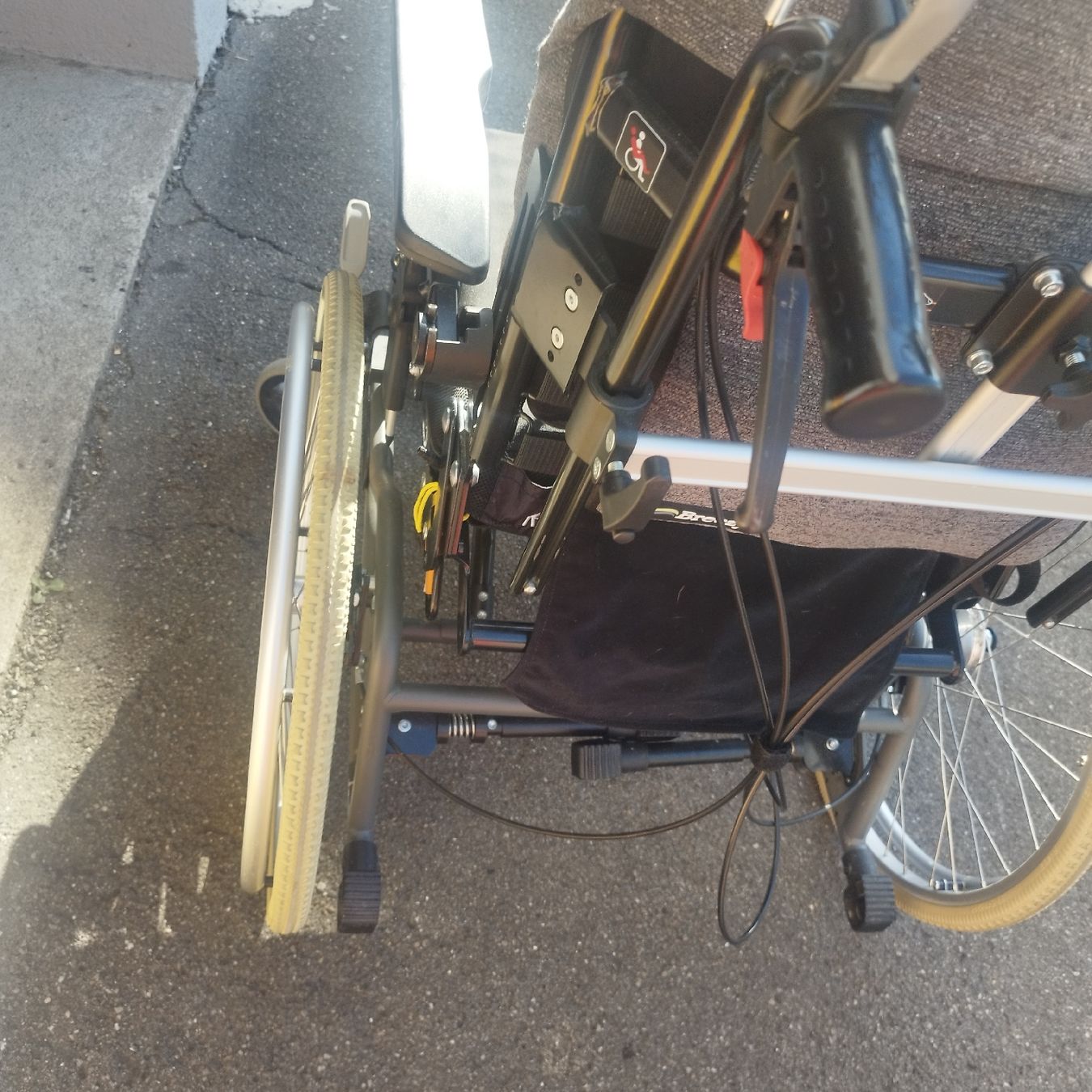 Chaises roulantes: Grosse Rollstuhl – D'occasion à Dietikon par maja017 4
