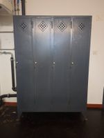 Robuster Vintage 4-türiger Metallspind / Garderobenschrank