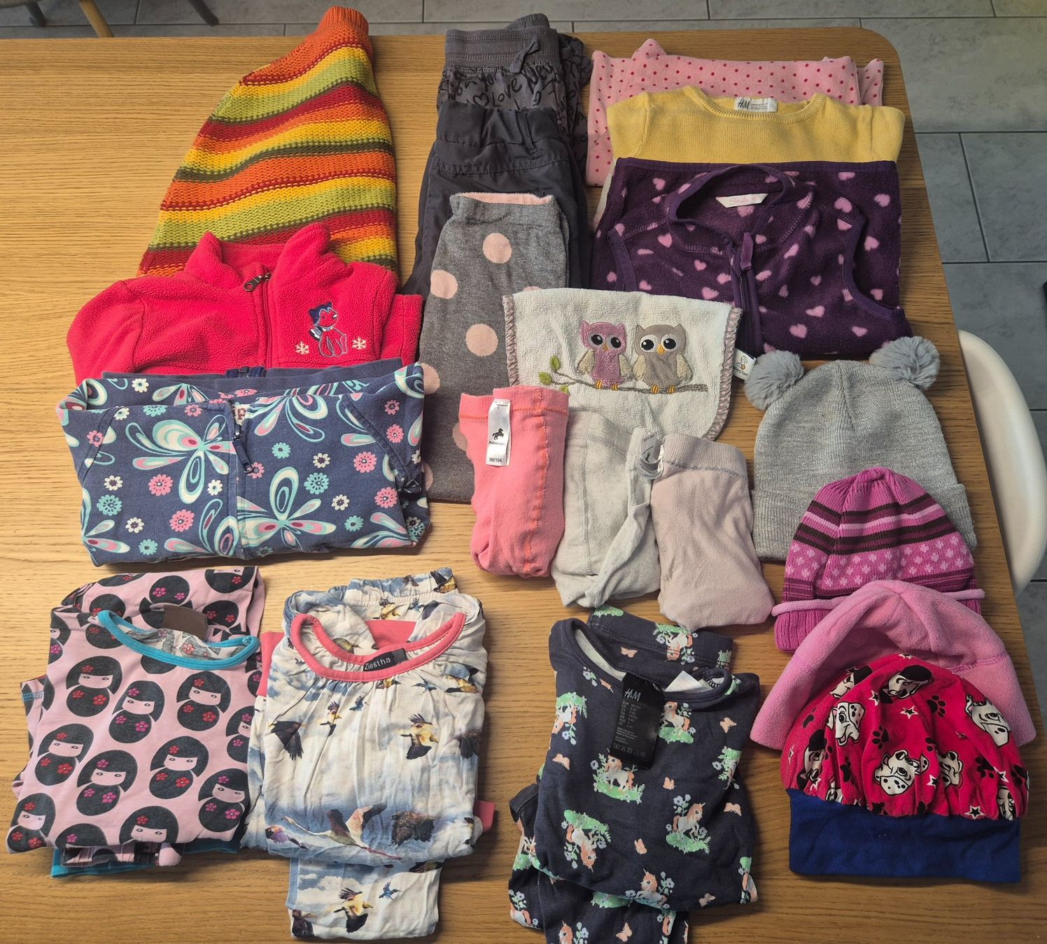 Lotti & Set di vestiti: Kleiderpaket 1, Winter, Mädchen, 23 Teile, Grösse 98 – Usato da Menzingen venduto da Aksirp05