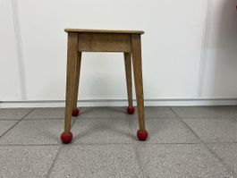 Holzhocker mit Griffloch und Bodenschonern, antik