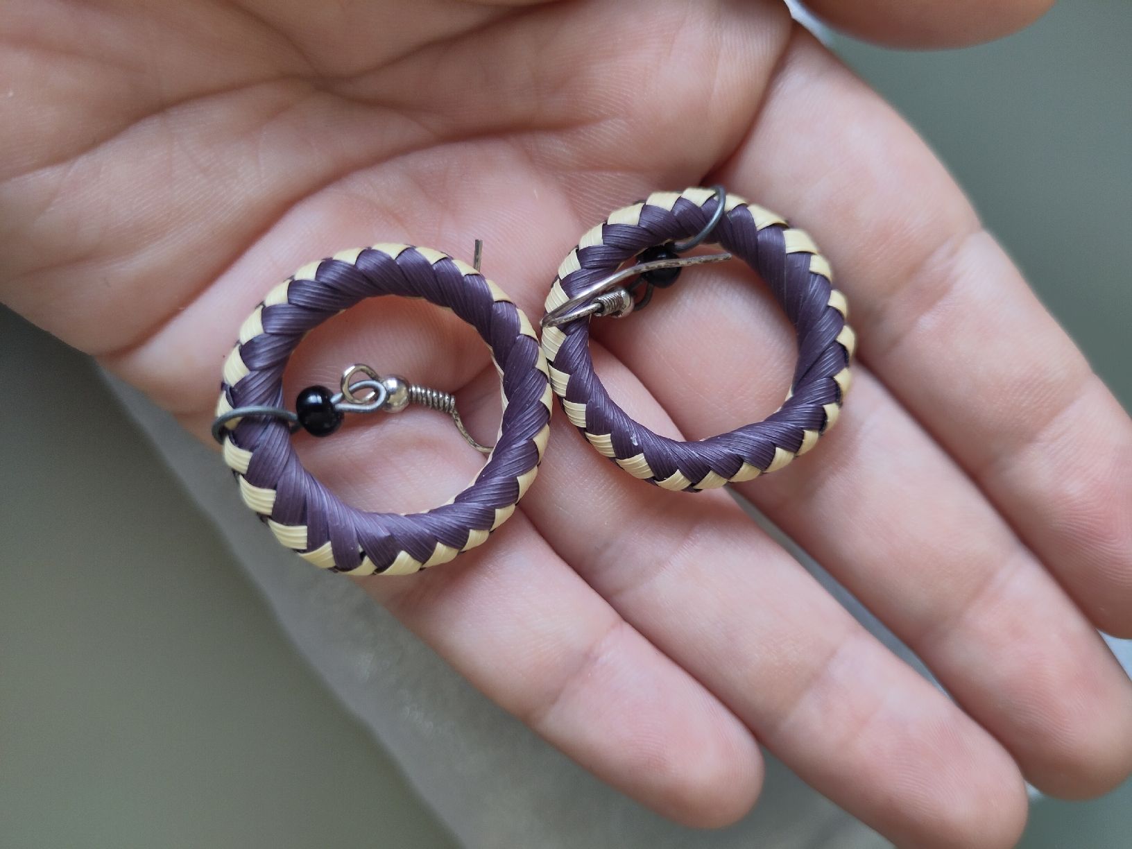 Orecchini pendenti & Orecchini a lobo: Ohrringe, Modeschmuck, Bast-Optik, crème violett – Usato da Jona venduto da 2Schnapp 1