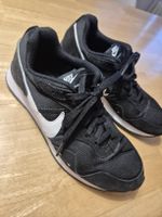 Schwarze Nike Sneaker, Modell Venture Runner, Gr. 39