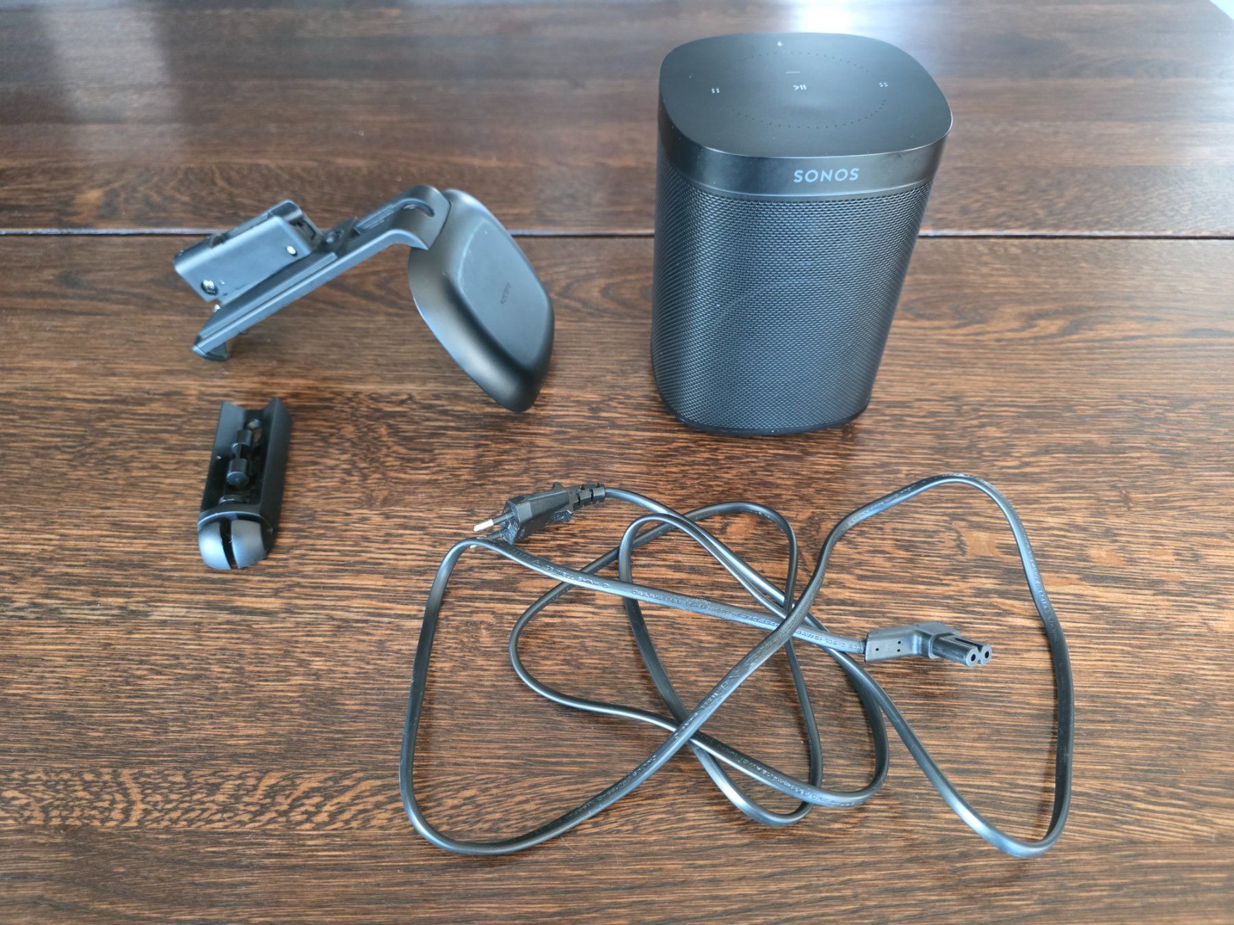 Sonos Casse acustiche: Sonos One Gen 2 Black inkl. Wandhalterung Flexson – Usato da Nänikon venduto da Nova81