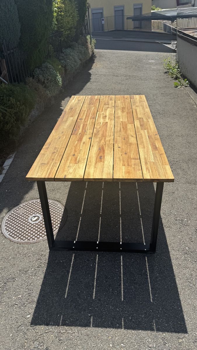 Tables: Massiver Holzgartentisch – D'occasion à Mönchaltorf par DRUG-TITO 1
