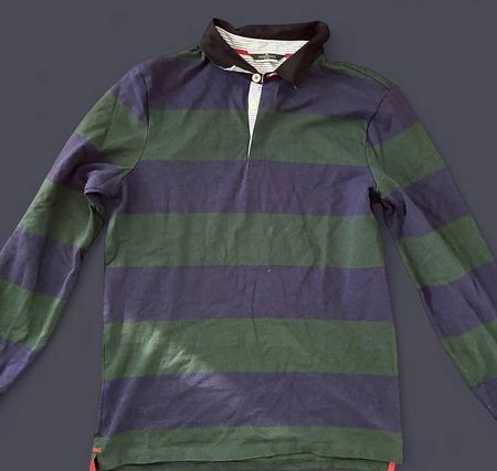 grün, blau gestreiftes Poloshirt 