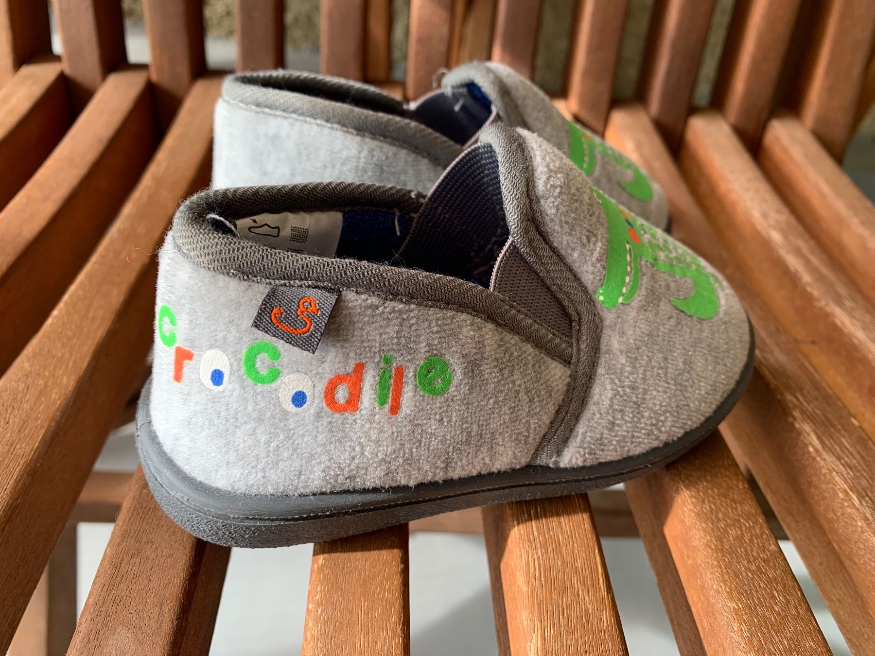 Schuhe für Jungen: Pantoufles neuves / taille 22 – Gebraucht aus Meyrin von Bronx86 1