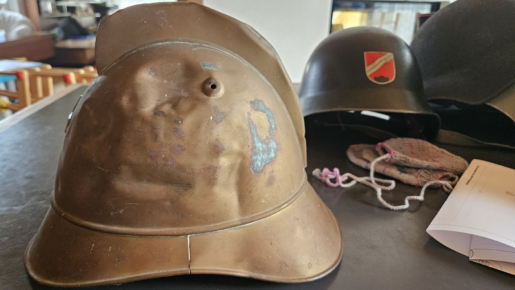 Uniformi & Effetti personali: Alter Armeehelm mit Schweizerkreuz – Usato da Bern venduto da mor_f9kh 1