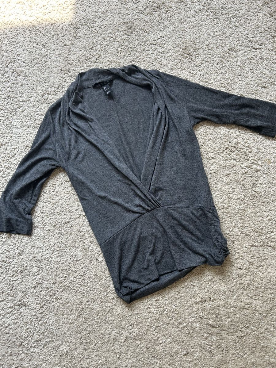 H&M Tops: Haut style léger – D'occasion à Bôle par sev_n85b