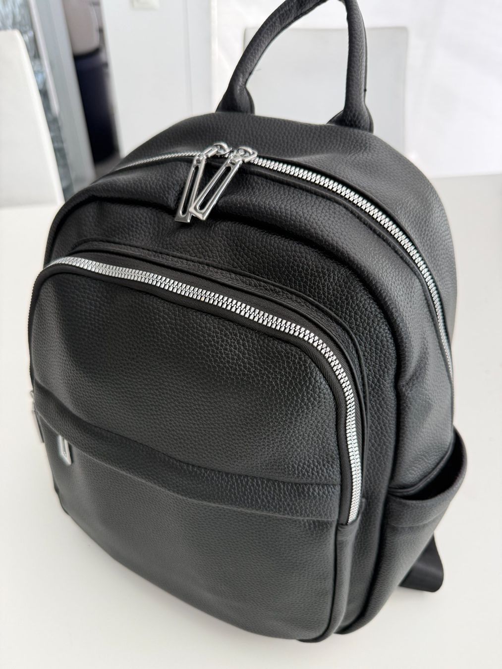Zaini: Rucksack Schwarz, Kunstleder Schwarz, mittlere Grösse, NEU – Nuovo (secondo la descrizione) da Unterengstringen venduto da Tnovus