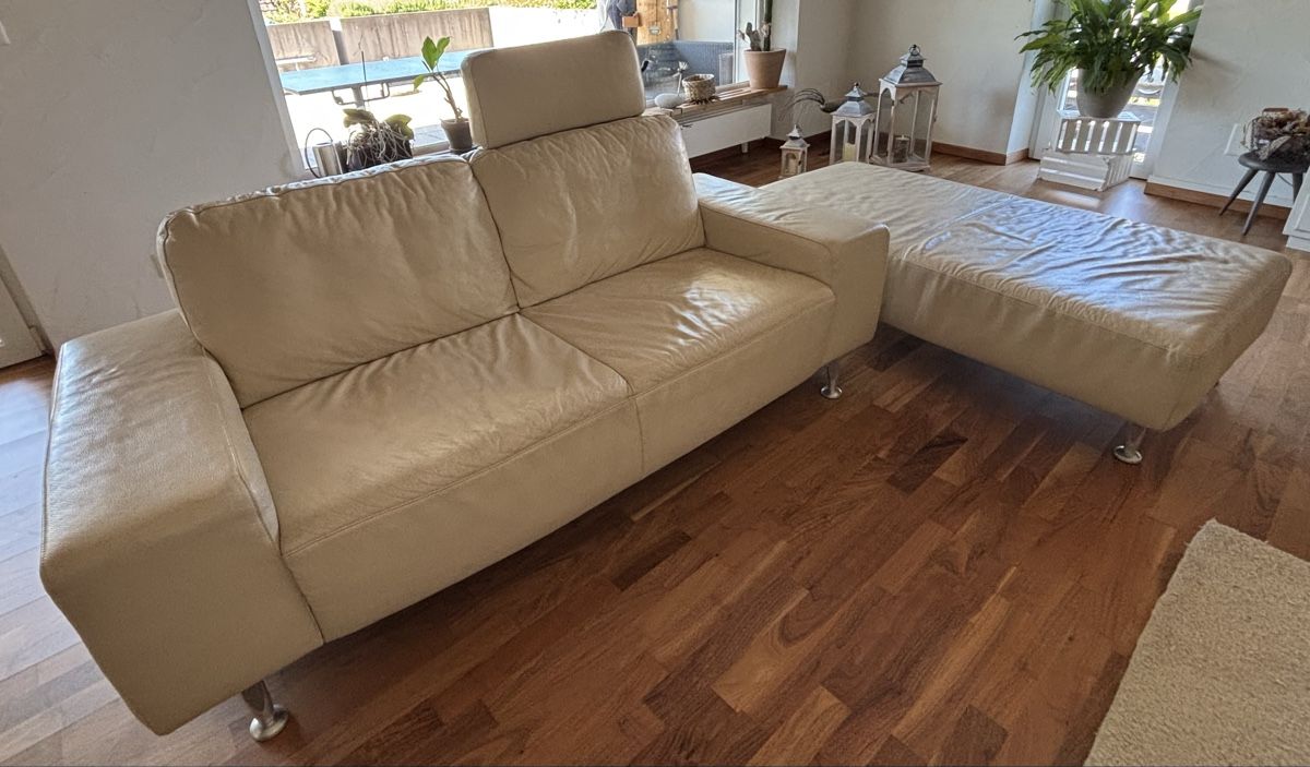 Divani: 2-er Sofa und 2-er Hocker Leder – Usato da Hinwil venduto da Spazzo