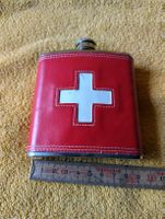 Rote Flachmann mit Schweizerkreuz