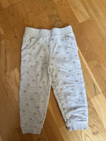 Kinder Trainer Hosen hellgrau Grösse 98/104 mit Flecken