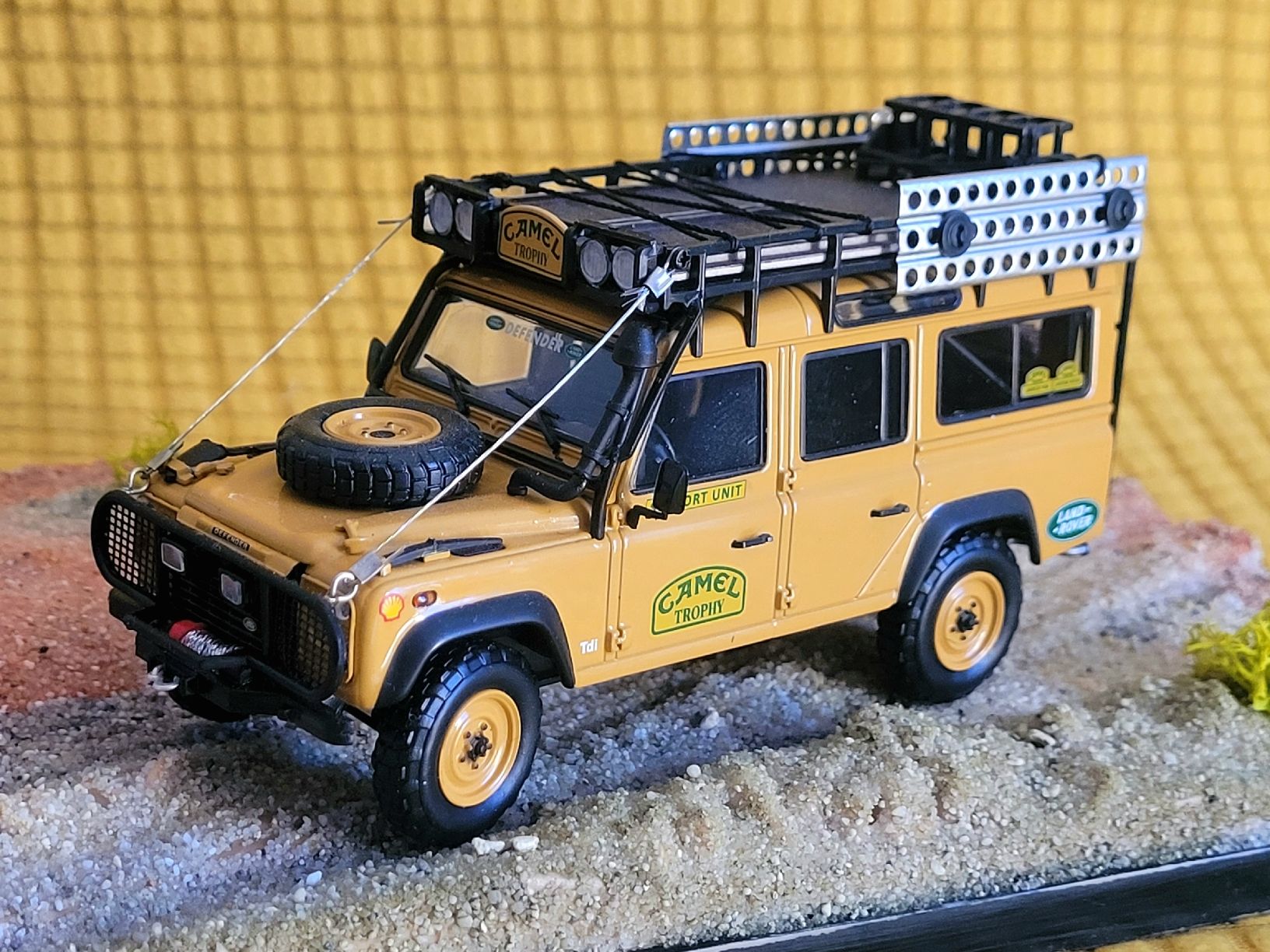 Land Rover Modellini d'auto: Landrover Defender Camel, Almost Real, 1:43 – Nuovo (secondo la descrizione) da Kaltbrunn venduto da Manitowoc