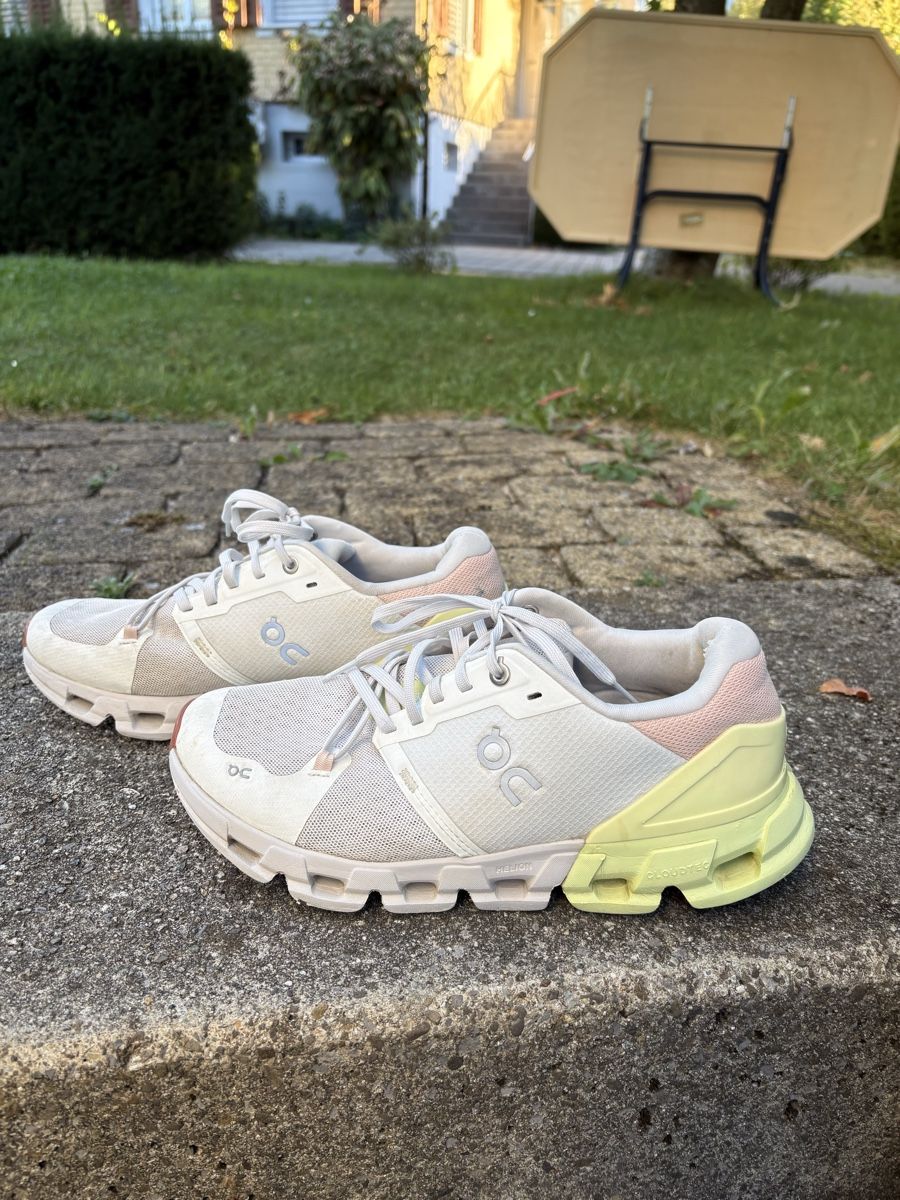 On Damenschuhe: ON RUNNING SCHUH Grösse 40 – Gebraucht aus Mels von ste_mp6f 1