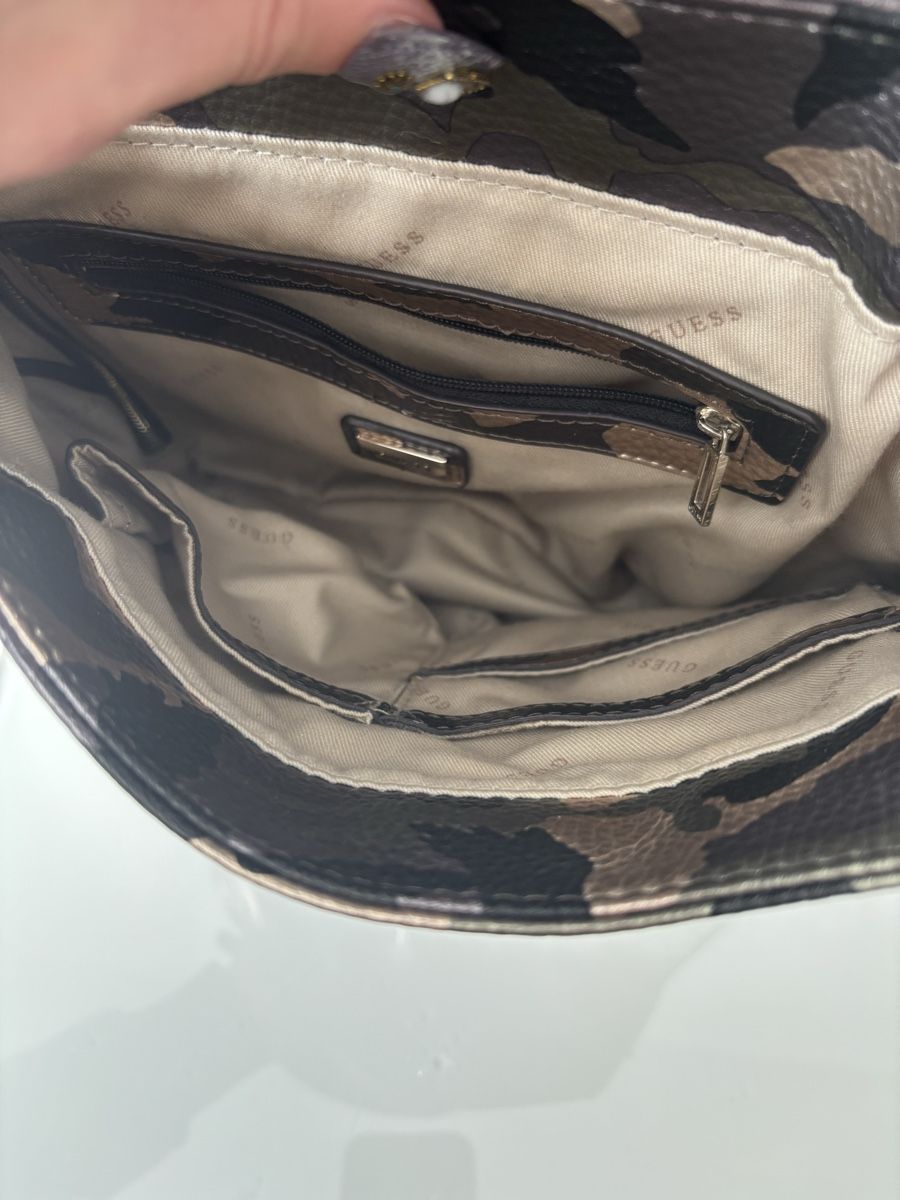 Guess Zaini: Sac à dos Guess camouflage – Usato da La Chaux-de-Fonds venduto da mel_7chs 4