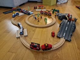 Brio Bahn Set mit Gebaüde, Zügen, Holzfahrzeuge, Figuren