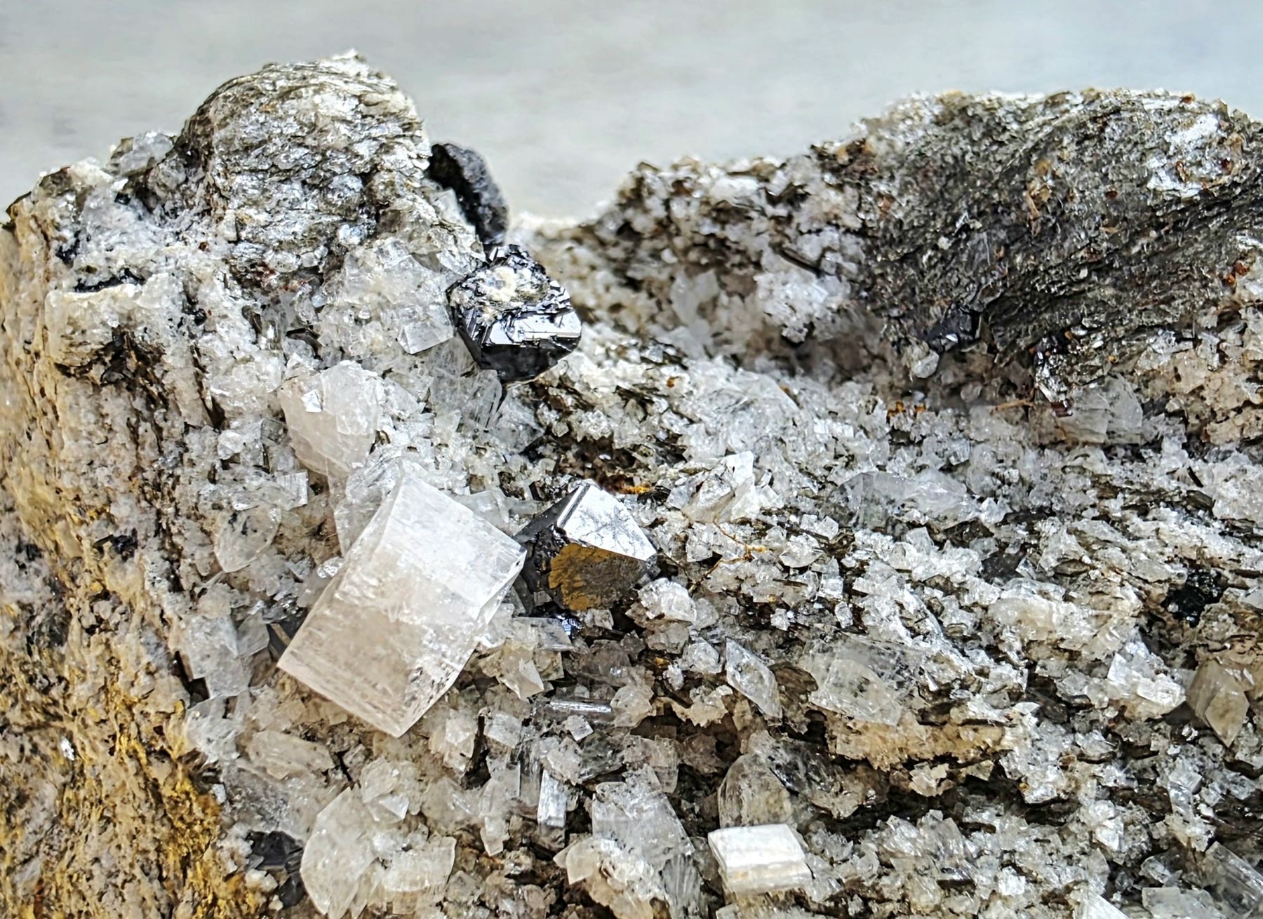 Minerali & Pietre curative: Mineralien Mix Ilmenit, Magnetit, Rutil, Binntal Lärcheltini – Usato da Glis venduto da nbu_65ys 6