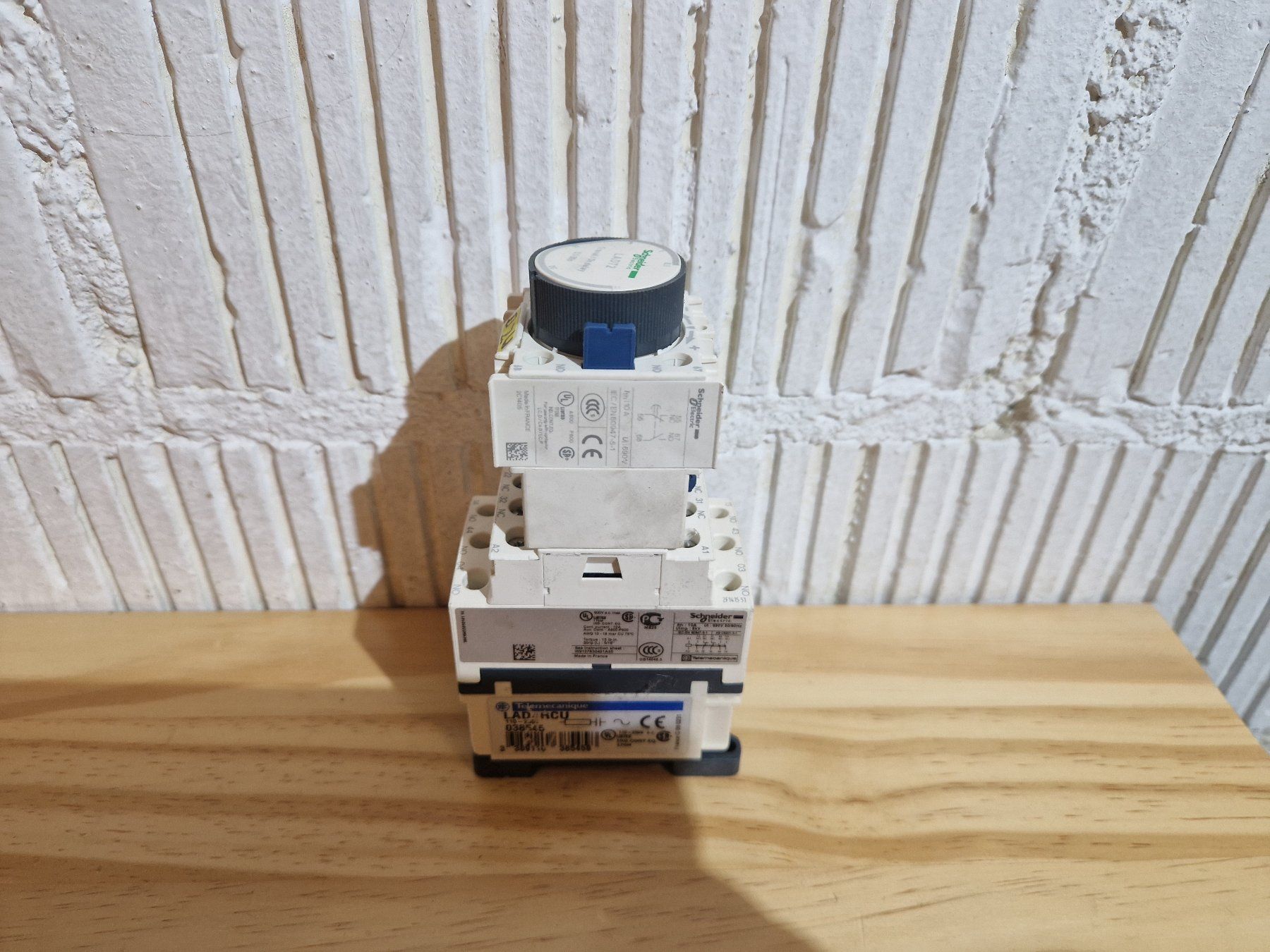 Schneider Componenti elettronici: Schneider Electric CAD32 Schütz – Usato da Seedorf BE venduto da Stibutz