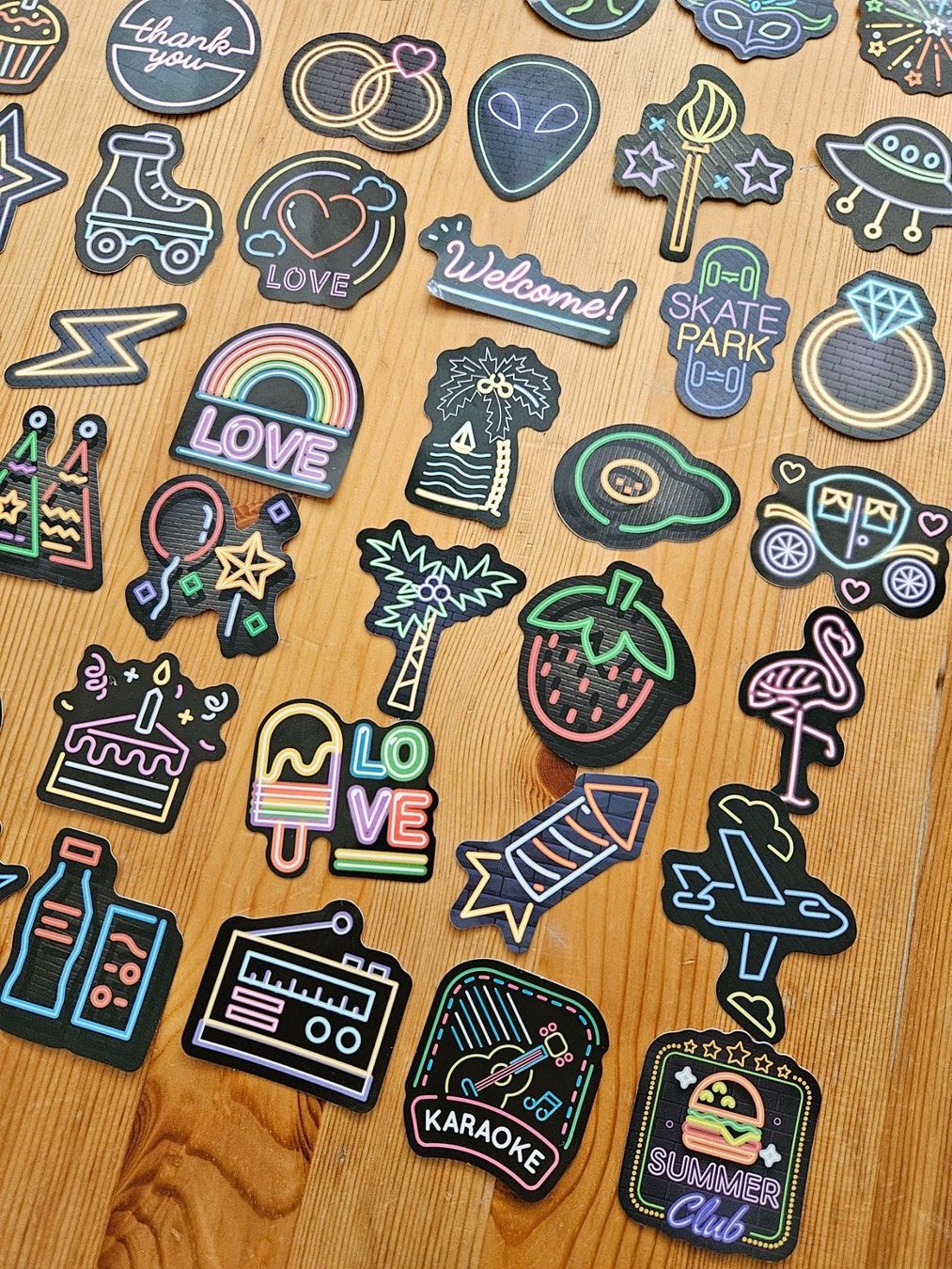 Autocollants: 50 Aufkleber Sticker Neon Style – Neuf avec emballage d'origine à Hägglingen par United-Village-Trade 4